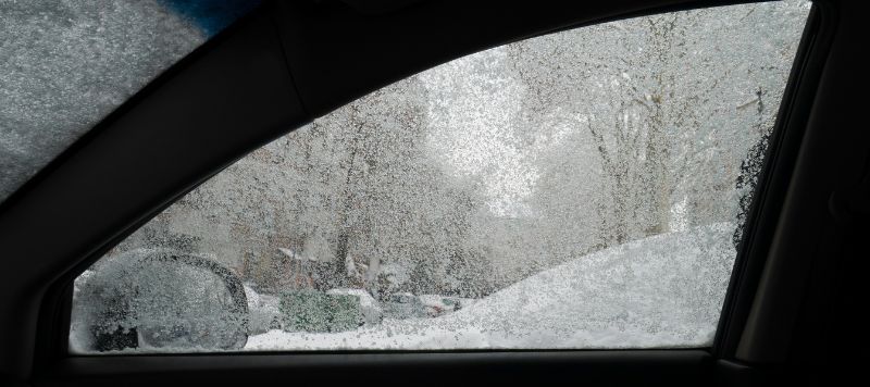 Почему замерзают стекла внутри машины?