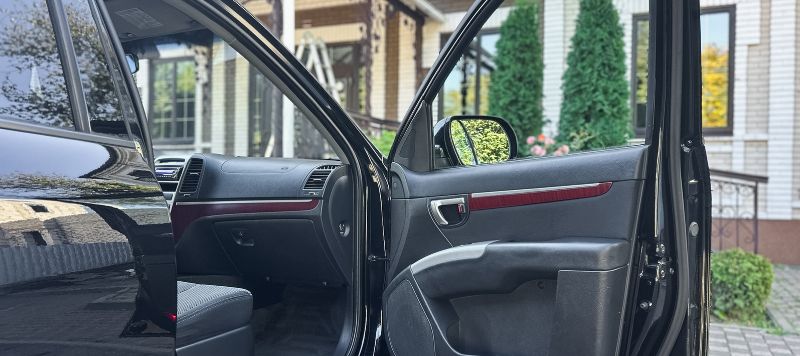 Как устранить скрип двери автомобиля?