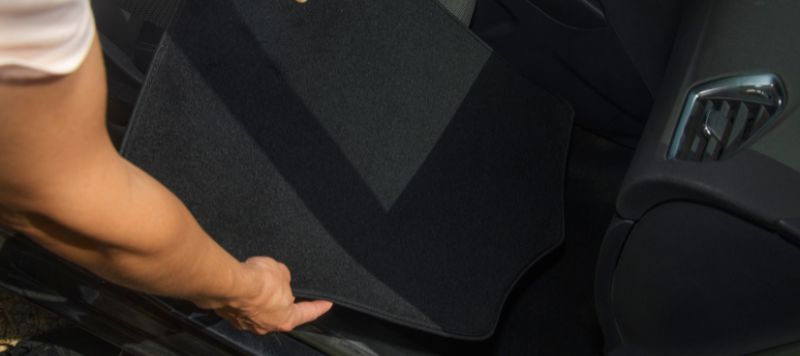 Чем застелить пол в салоне автомобиля?