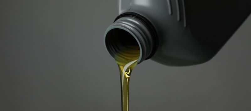 Какое моторное масло заливать в авто?