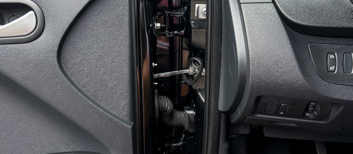 чем убрать скрип двери автомобиля