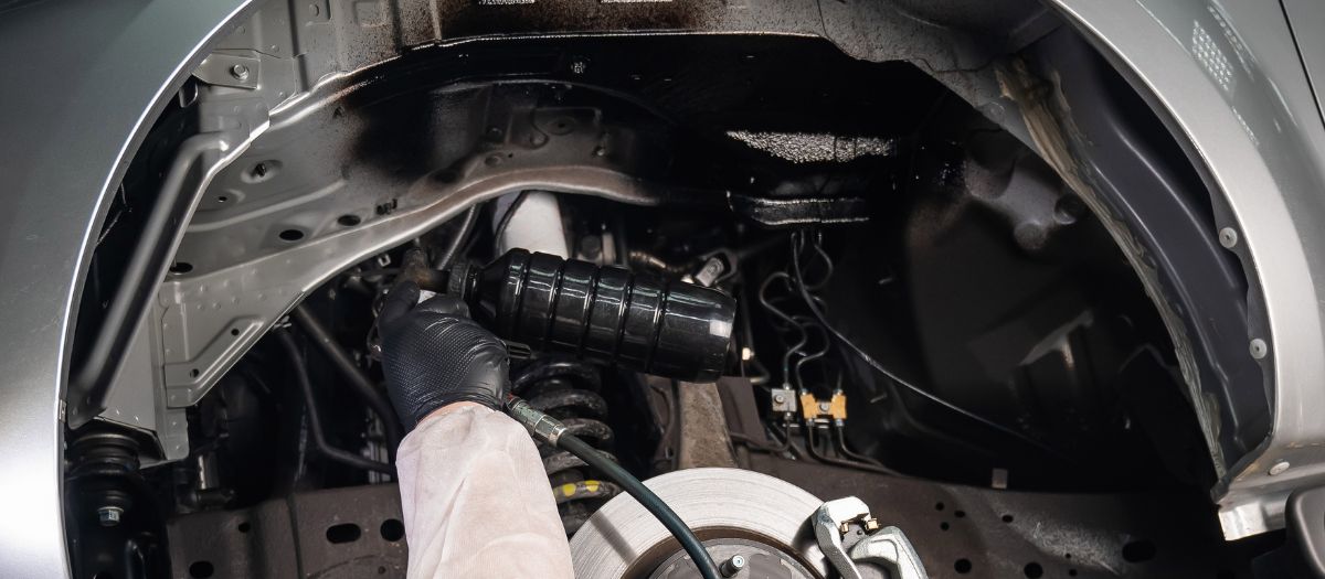 обработка антикором днища автомобиля