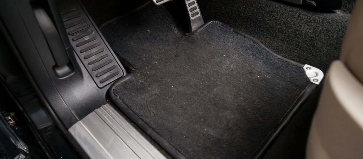 что положить на пол автомобиля