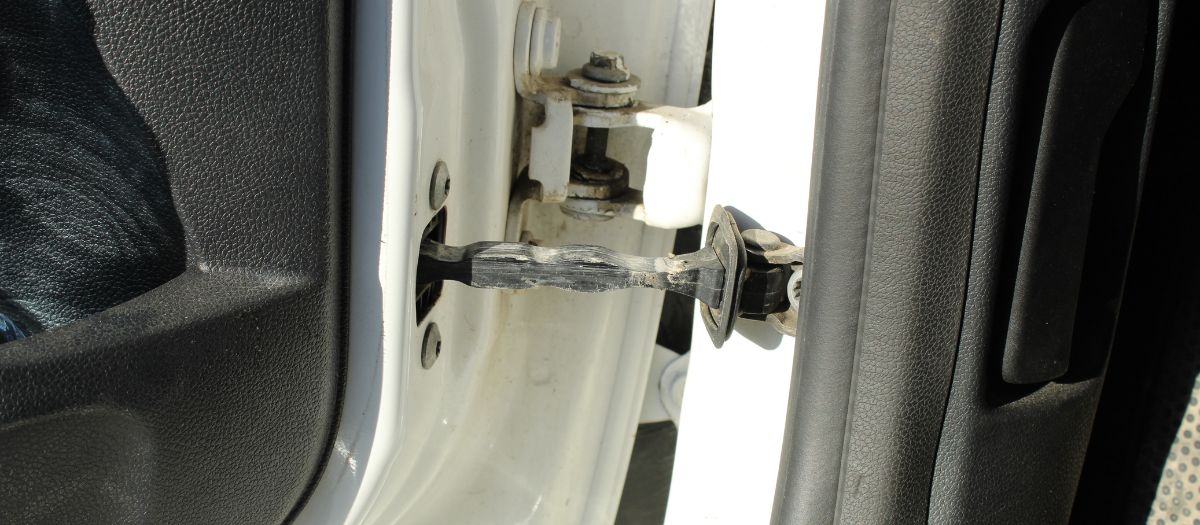 как устранить скрип двери авто