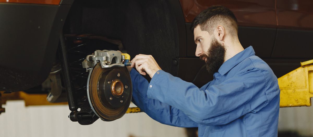 скрежет при торможении автомобиля скрежет при торможении автомобиля